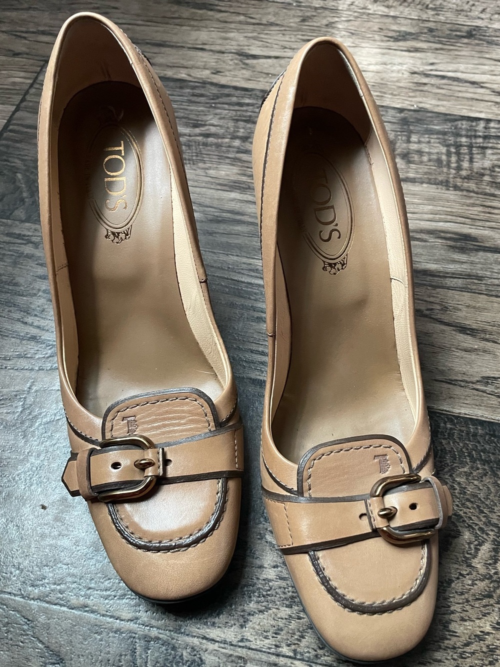 TOD'S Brown Leather Buckled Pumps
